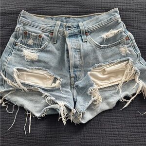 Levi’s 501 shorts in size 24 in a mid blue wash and in great condition!